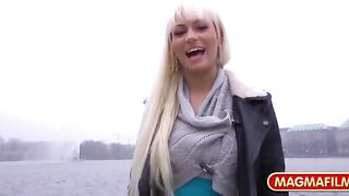 Bella  studentessa bionda scopata sul divano