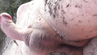 Mi schiaccia il cazzo con i piedi!