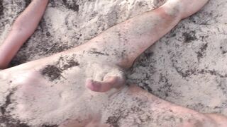 Mi schiaccia il cazzo con i piedi!