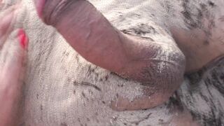 Mi schiaccia il cazzo con i piedi!