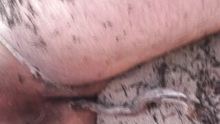 Mi schiaccia il cazzo con i piedi!