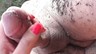 Mi schiaccia il cazzo con i piedi!