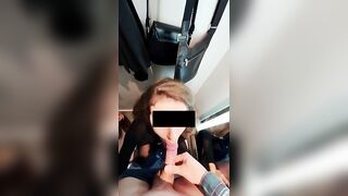 Pompino nel camerino del centro commerciale