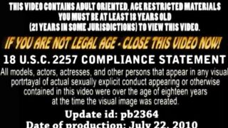 Prostituta bionda scopa 2 clienti in strada