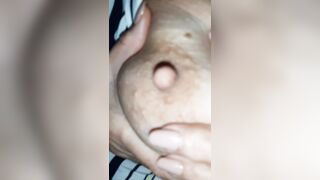 Gode a massaggiarsi seno e capezzolo