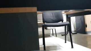 Io alla scrivania...