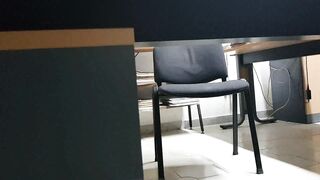 Io alla scrivania...