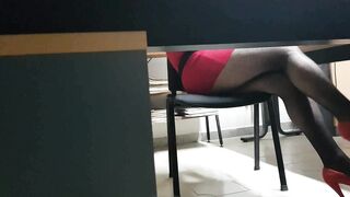 Io alla scrivania...