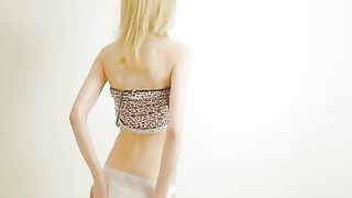 Sexy strip di bella biondina magra