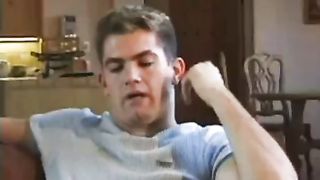 Anteprima del video: Due sorellastre scopano lo stesso ragazzo