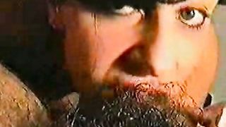 Ragazza italiana sputa, succhia e scopa