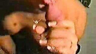 Ragazza italiana sputa, succhia e scopa