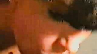 Ragazza italiana sputa, succhia e scopa