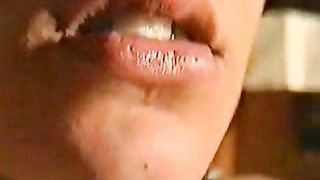 Ragazza italiana sputa, succhia e scopa