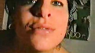 Ragazza italiana sputa, succhia e scopa