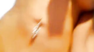 Sexy teen cavalca il suo sex toy in webcam