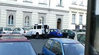 Anteprima del video: Brunetta con piccole tette esibisce il suo corpo