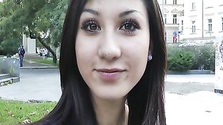 Brunetta con piccole tette esibisce il suo corpo