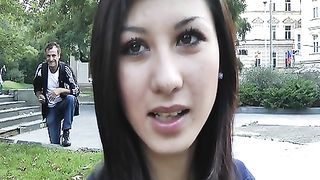 Brunetta con piccole tette esibisce il suo corpo