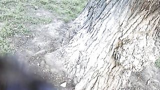 Brunetta con piccole tette esibisce il suo corpo