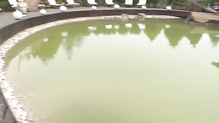 Anteprima del video: Tettona bionda solista in lingerie