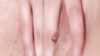 Lesbiche calde si baciano e stuzzicano