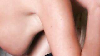 Lesbiche calde si baciano e stuzzicano