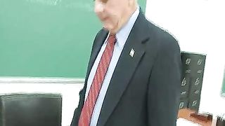 Vecchio prof scopa una bella studentessa