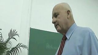 Vecchio prof scopa una bella studentessa