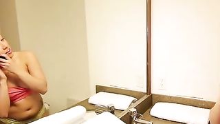 Teen latina sotto la doccia