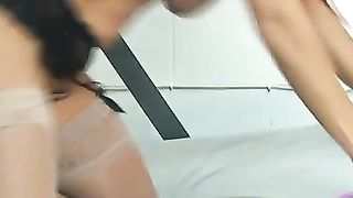 Faye Rampton si masturba il culo