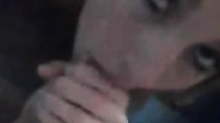 Fidanzatina lo succhia per bene