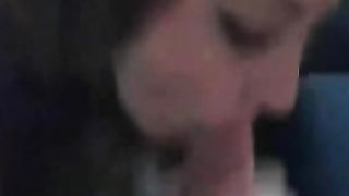 Fidanzatina lo succhia per bene