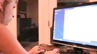 Lauren cammina nuda per strada