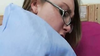 Sonia scopa con gli occhiali