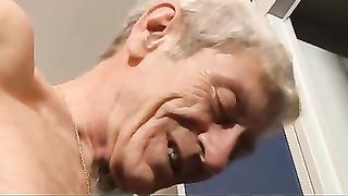 Anteprima del video: Lei scopa con un nonno