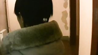 Anteprima del video: Scopano sotto il portico per riscaldarsi