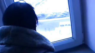 Scopano sotto il portico per riscaldarsi