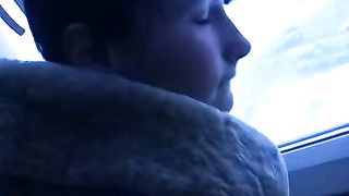 Scopano sotto il portico per riscaldarsi