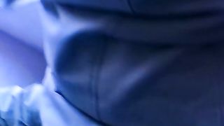 Scopano sotto il portico per riscaldarsi