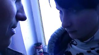 Scopano sotto il portico per riscaldarsi