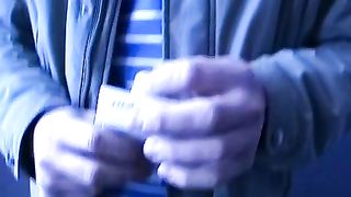 Scopano sotto il portico per riscaldarsi