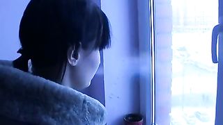 Scopano sotto il portico per riscaldarsi