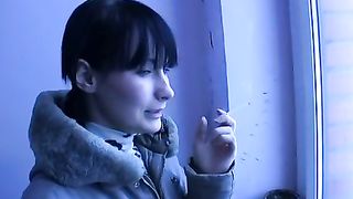 Scopano sotto il portico per riscaldarsi