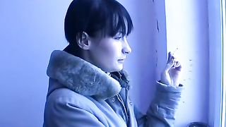 Scopano sotto il portico per riscaldarsi