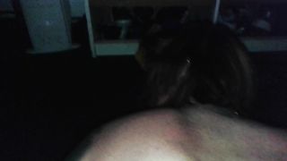 Bionda tettona fa la pipì