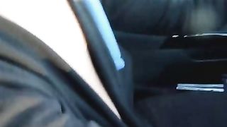 Hot girl  fa una sega mentre guida