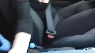 Hot girl  fa una sega mentre guida