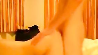 Teen brunetta mangia sborra