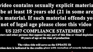 Troietta adolescente fa sesso con il patrigno